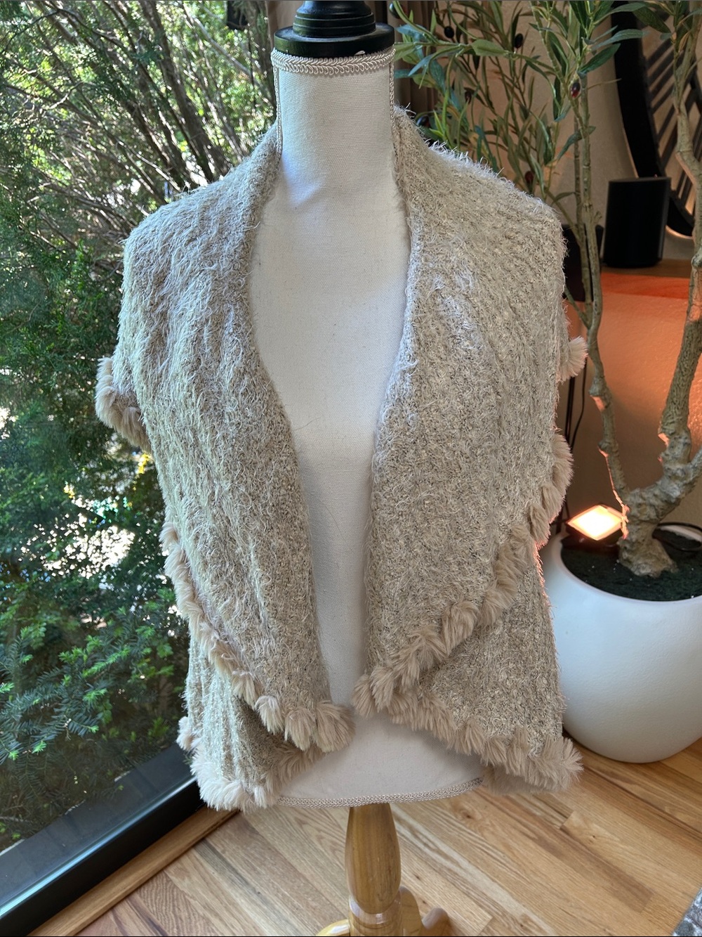 SLEEPING ON SMOW-Large- like new Faux-Fur Trim Shawl